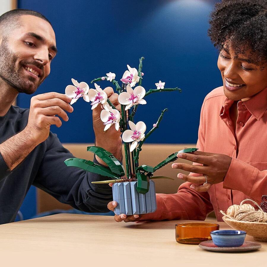 LEGO Botanicals Orchidea - Pianta Artificiale da Costruire per Adulti - Fiori Finti e Vaso da Interno per Decorazione di Casa o dell'Ufficio - Idee Regalo per Donna o Uomo da Collezione - 10311 SCATOLA LEGGERMENTE DANNEGGIATA