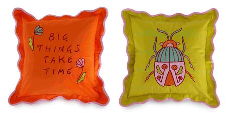 Henriette - Set 2 Cuscini in Velluto Pop-Chic: Arancione con Scritta "Big Things Take Time" e Verde Lime con Scarabeo - 45x45 cm