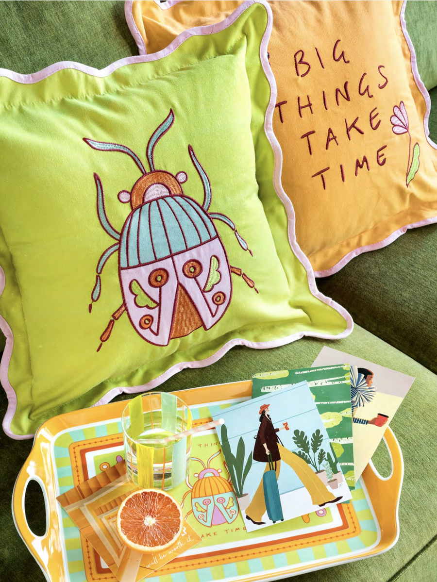 Henriette - Set 2 Cuscini in Velluto Pop-Chic: Arancione con Scritta "Big Things Take Time" e Verde Lime con Scarabeo - 45x45 cm