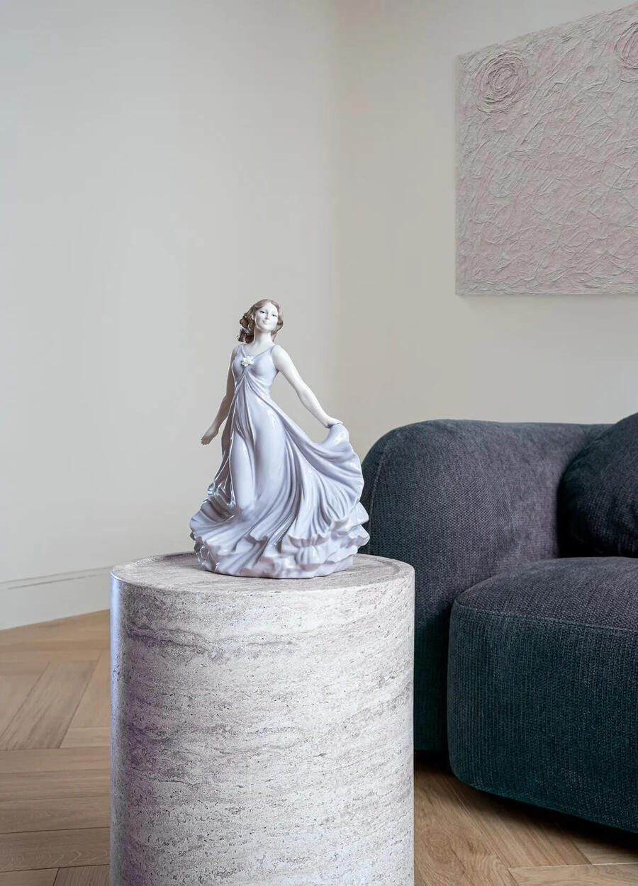 Lladró - Scultura Artistica "Al Ritmo del Vento" in Porcellana Lucida - H 33 cm - Edizione 2026