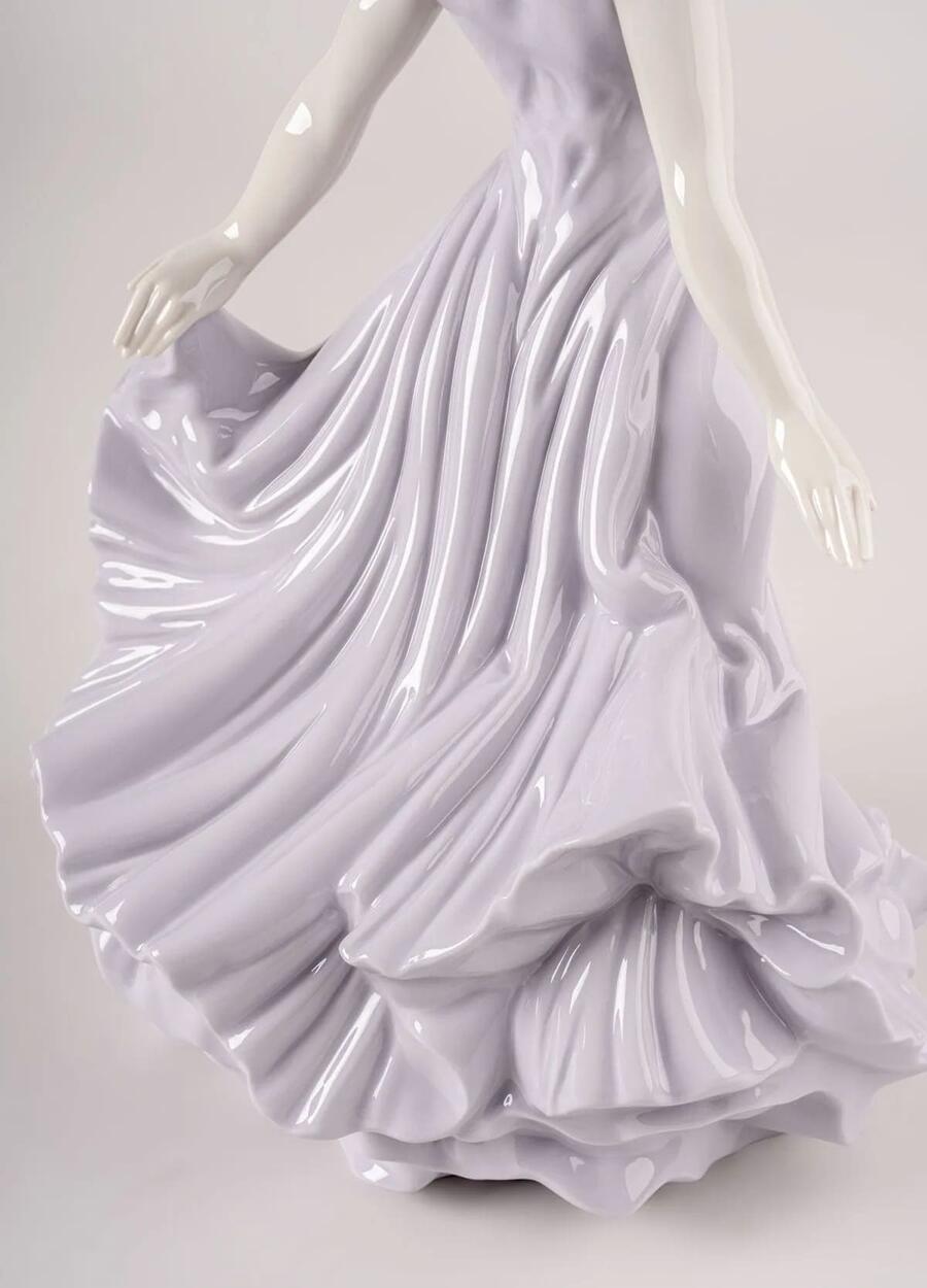 Lladró - Scultura Artistica "Al Ritmo del Vento" in Porcellana Lucida - H 33 cm - Edizione 2026