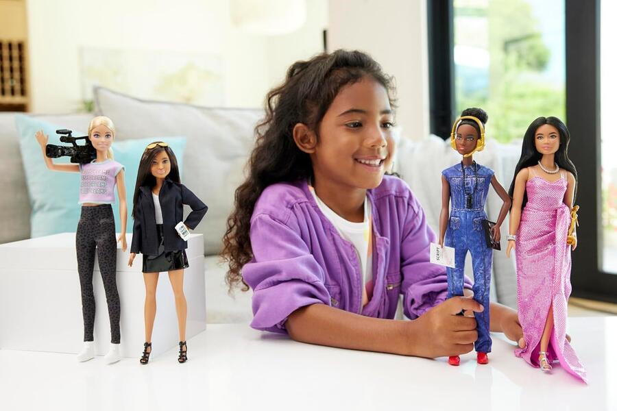 Barbie Carriere - Set di 4 bambole donne nel cinema con accessori inclusi, produttrice, regista, camerawoman e star del cinema con look rimovibili, giocattolo per bambini, 3+ anni, HRG54