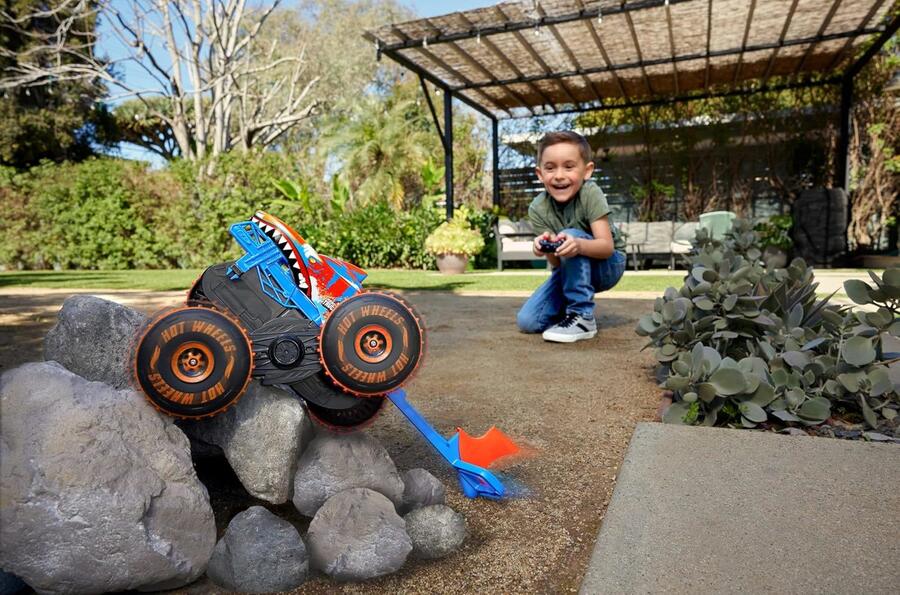 Hot Wheels Monster Trucks - Tiger Shark Super Scalatore RC, veicolo radiocomandato grande con 3 modalità per gareggiare, scalare e fare acrobazie, giocattolo per bambini, 5+ anni, JFR39