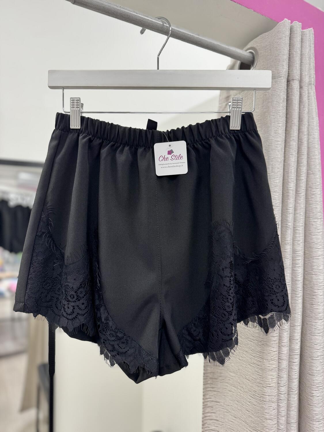NOVITÀ Shorts nero con pizzo