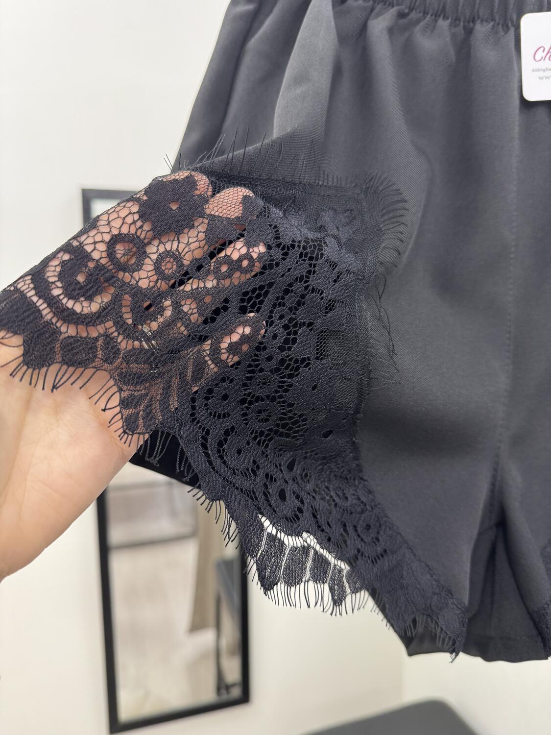 NOVITÀ Shorts nero con pizzo