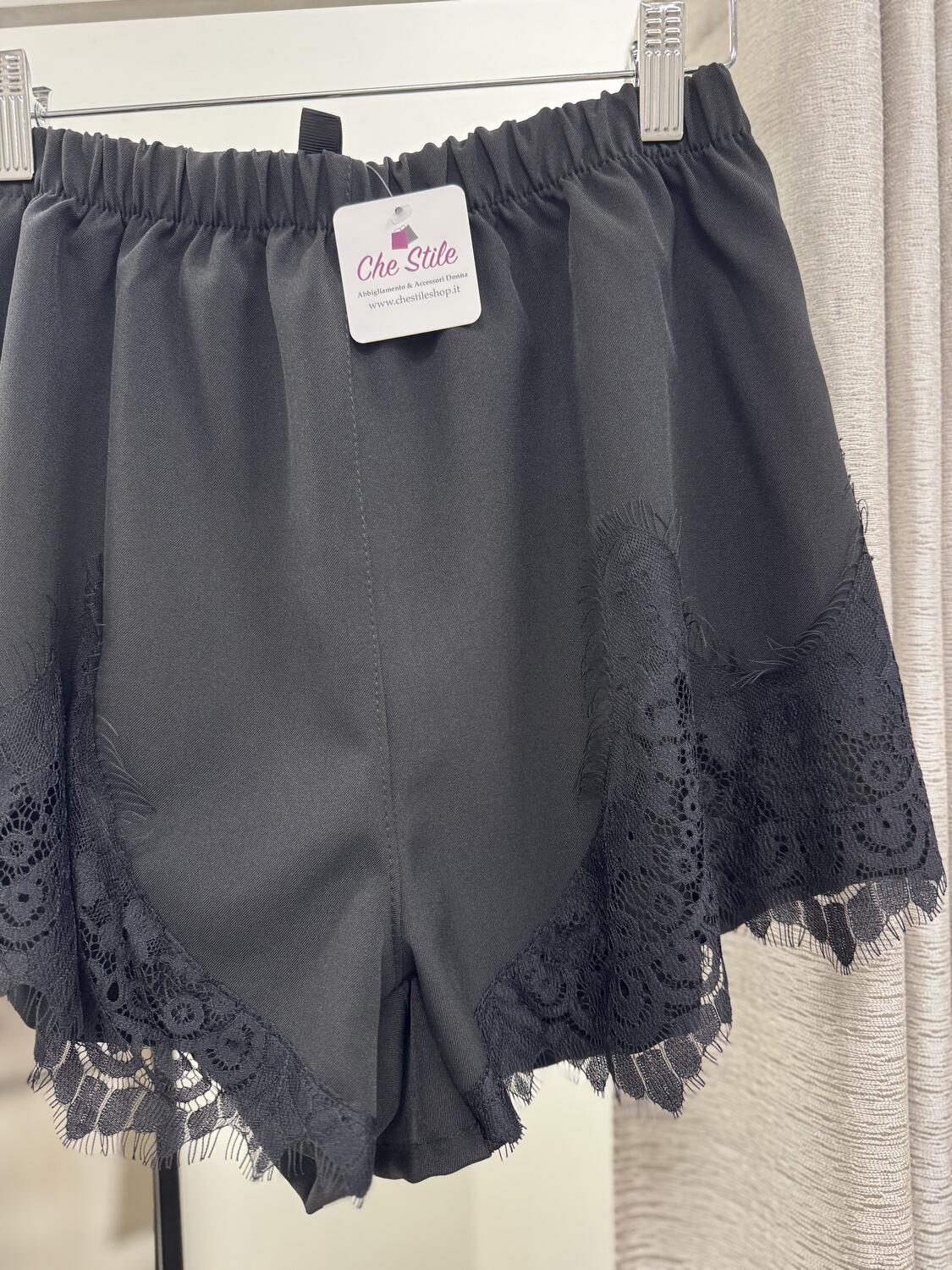 NOVITÀ Shorts nero con pizzo
