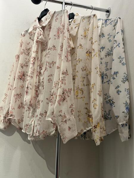 Camicia floreale con fiocco