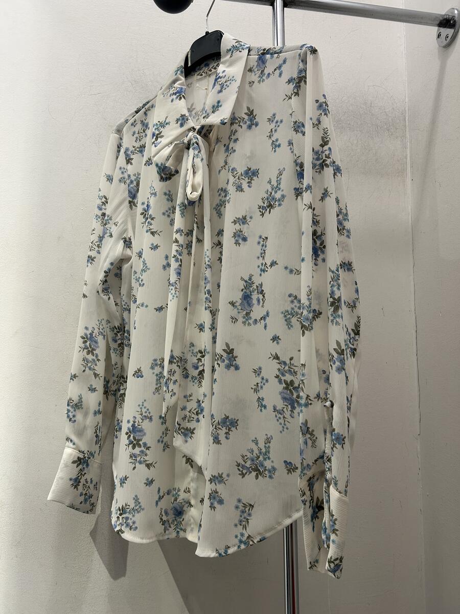 Camicia floreale con fiocco