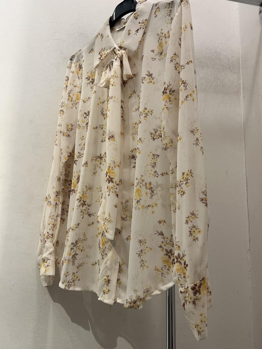 Camicia floreale con fiocco