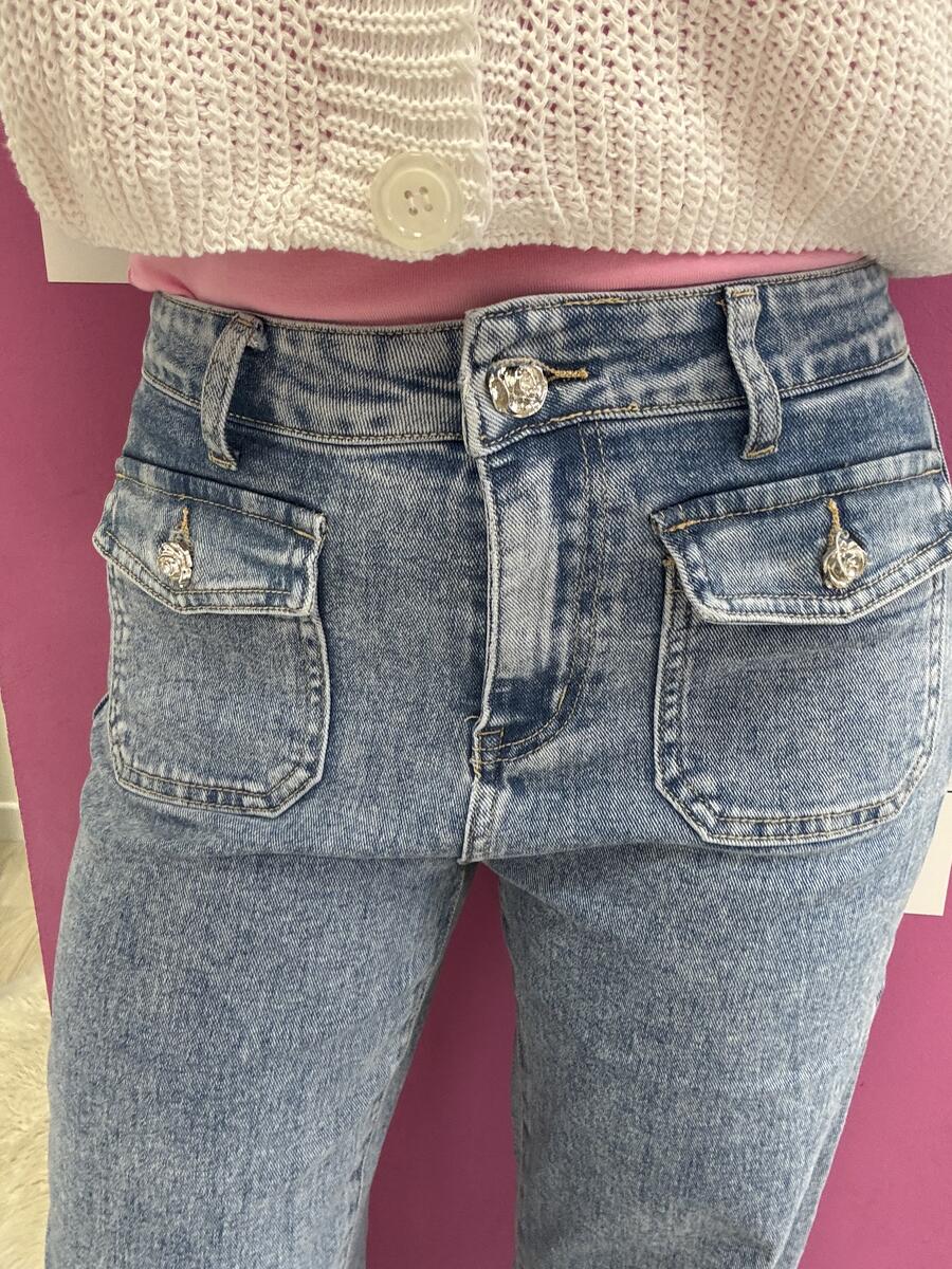 NOVITÀ Jeans straight leg dettaglio bottoni rose