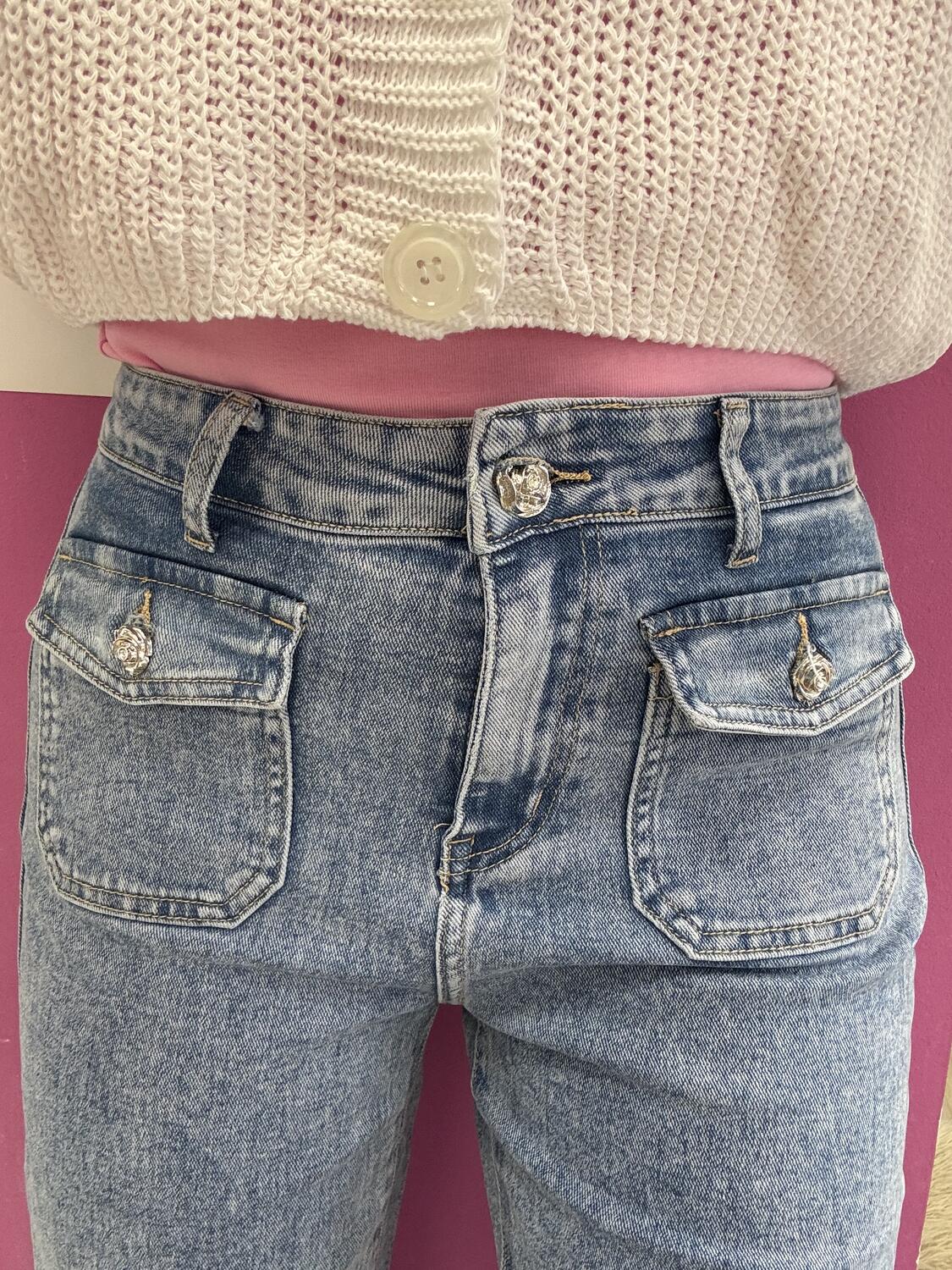 NOVITÀ Jeans straight leg dettaglio bottoni rose