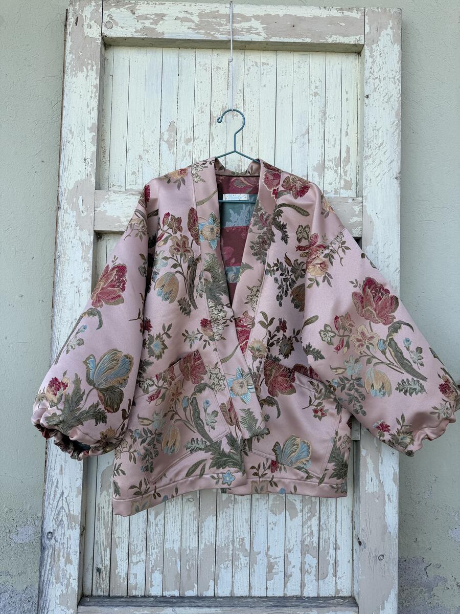 Kimono corto rosa antico con fiori 
