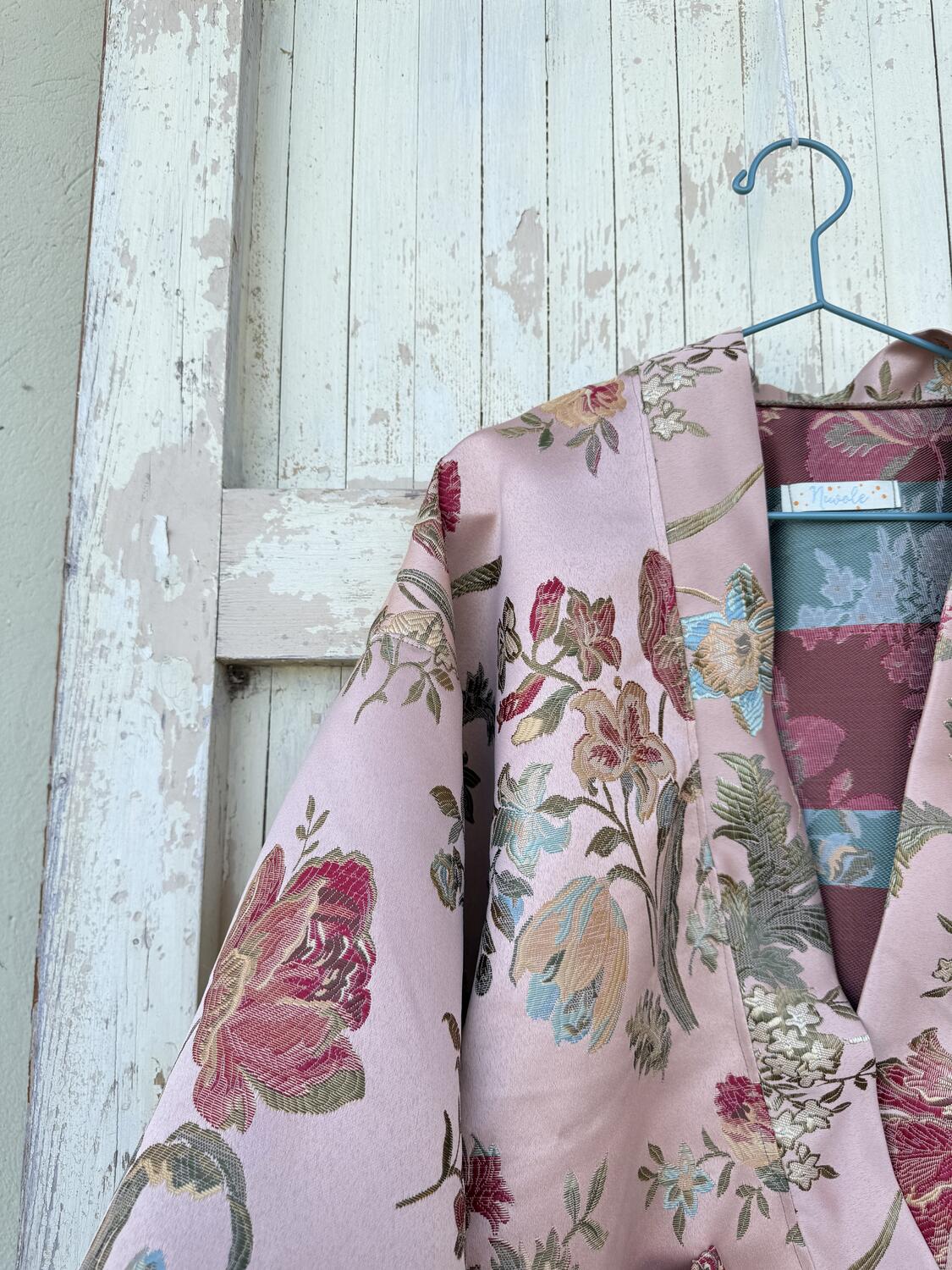 Kimono corto rosa antico con fiori 