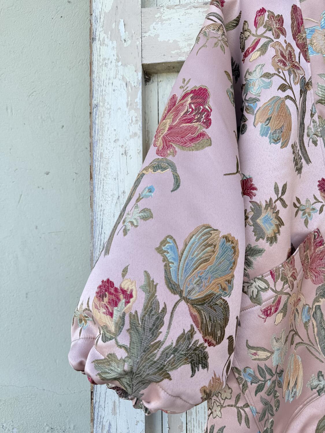 Kimono corto rosa antico con fiori 