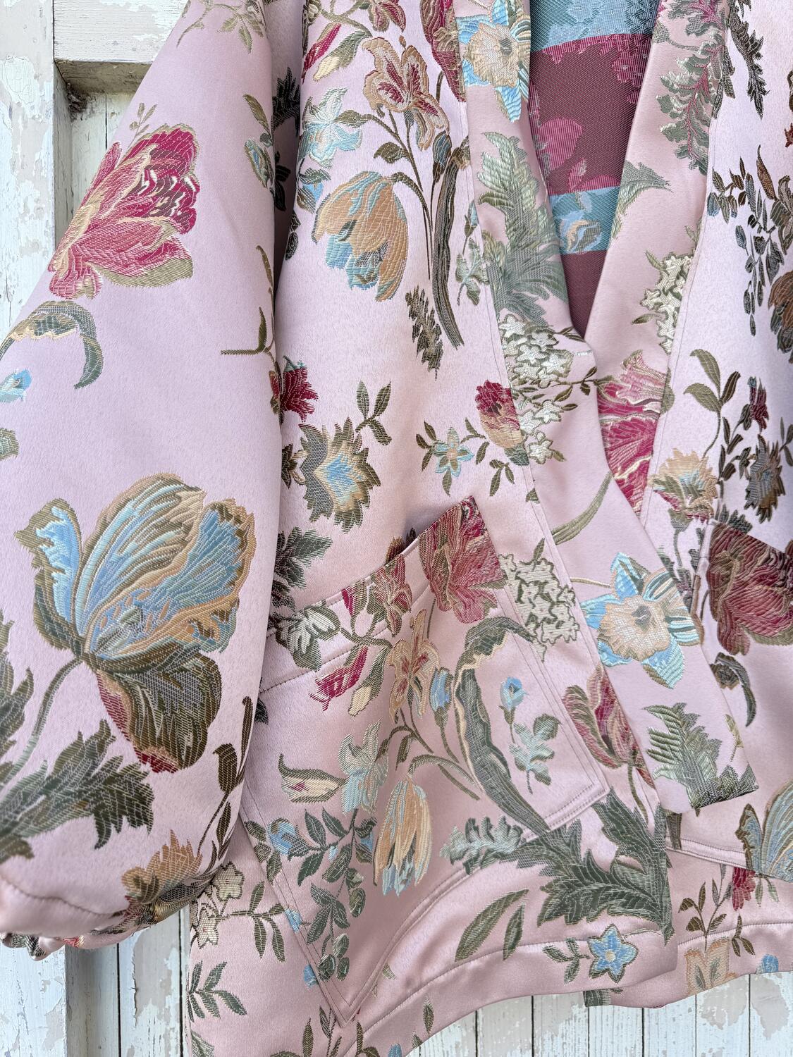 Kimono corto rosa antico con fiori 