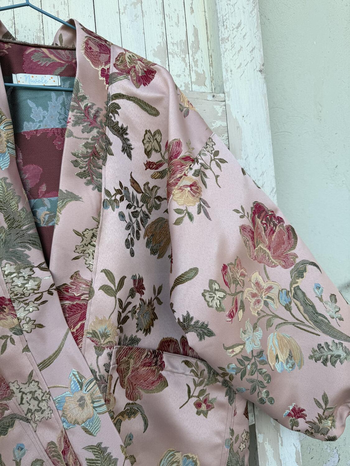 Kimono corto rosa antico con fiori 