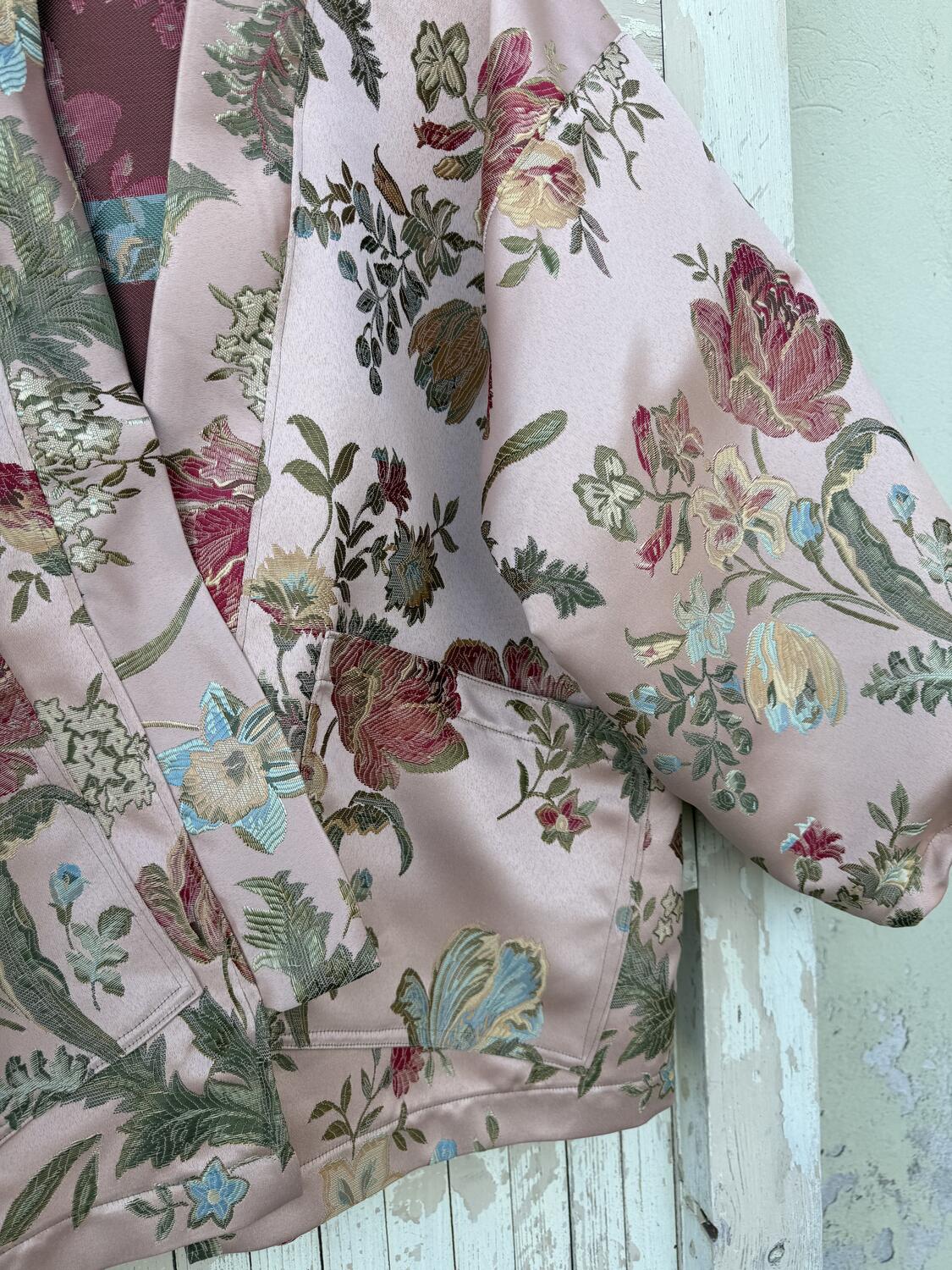 Kimono corto rosa antico con fiori 