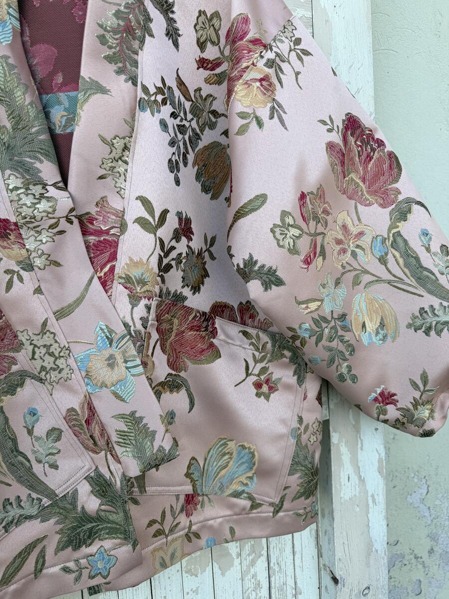 Kimono corto rosa antico con fiori 