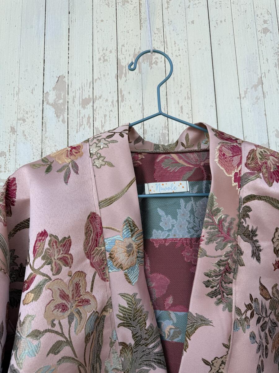 Kimono corto rosa antico con fiori 