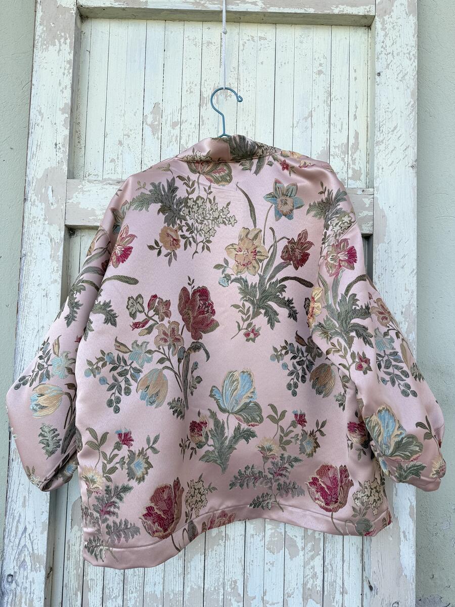 Kimono corto rosa antico con fiori 