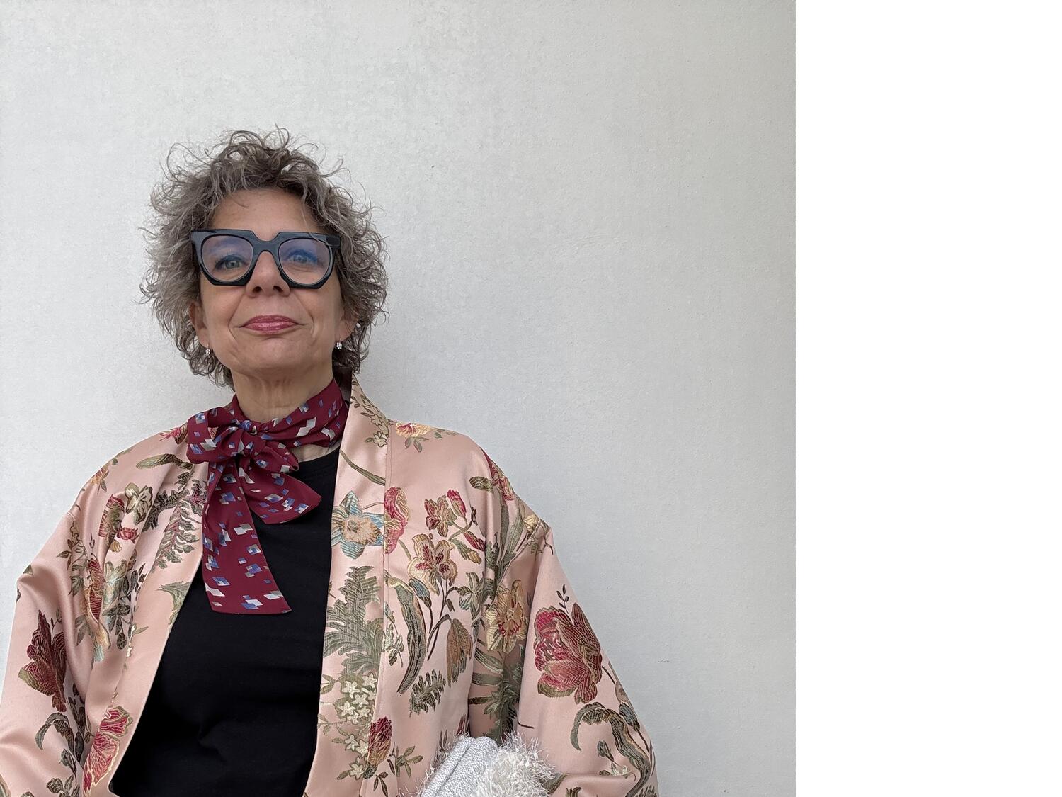 Kimono corto rosa antico con fiori 