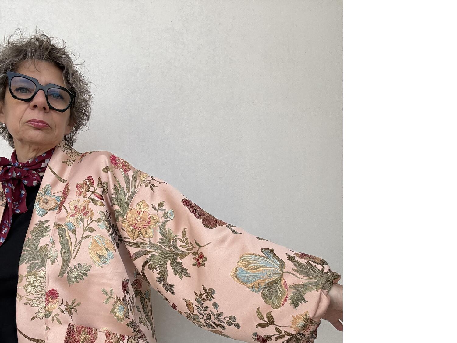 Kimono corto rosa antico con fiori 