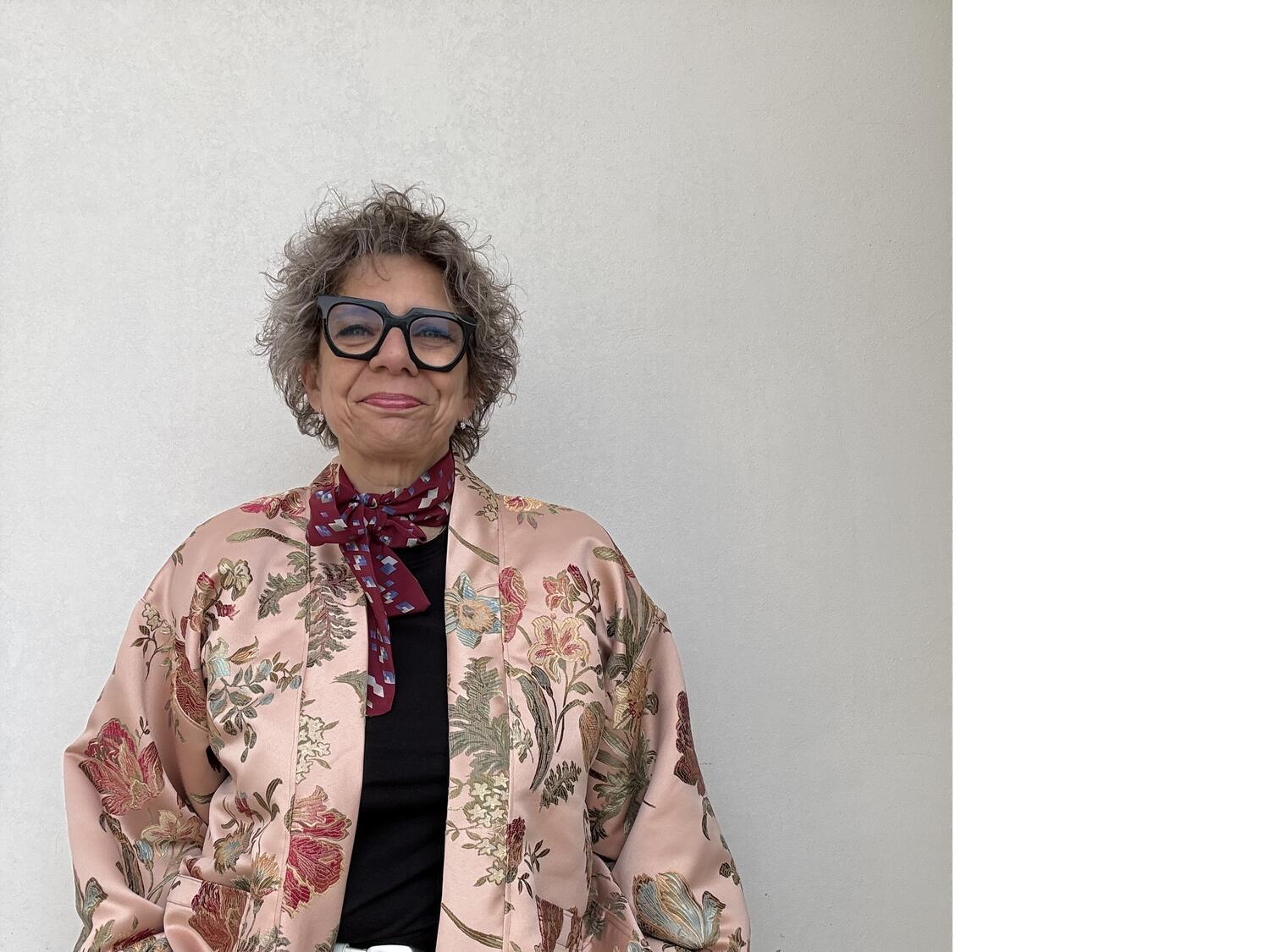 Kimono corto rosa antico con fiori 