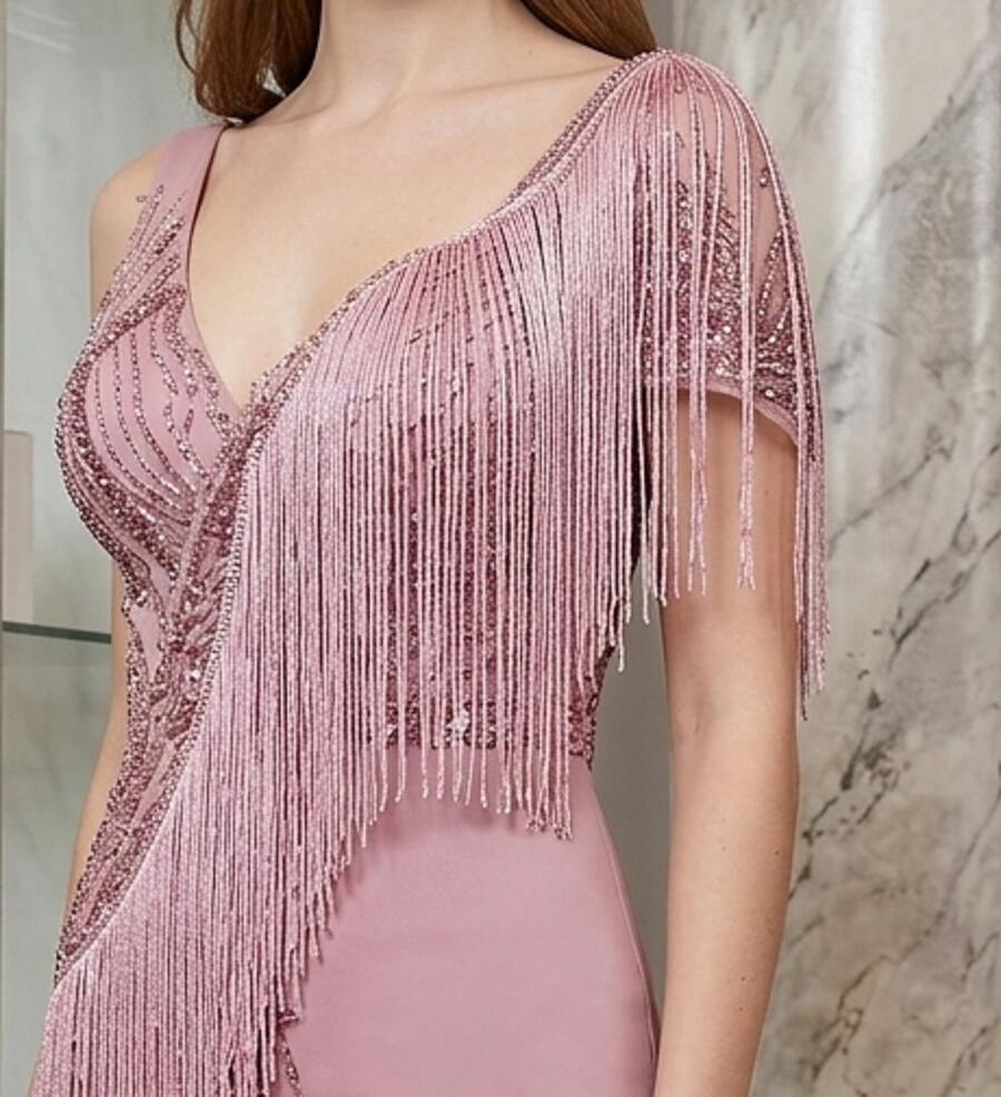 0914 Abito a sirena in crépe elastica color rosa-cipria con tulle ricamato in micro paillettes e frange