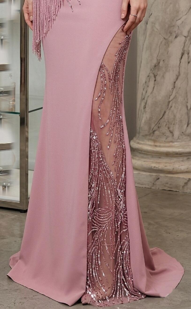 0914 Abito a sirena in crépe elastica color rosa-cipria con tulle ricamato in micro paillettes e frange