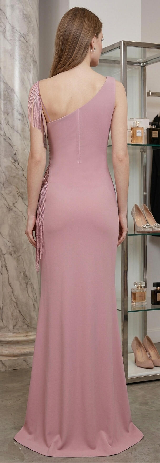 0914 Abito a sirena in crépe elastica color rosa-cipria con tulle ricamato in micro paillettes e frange