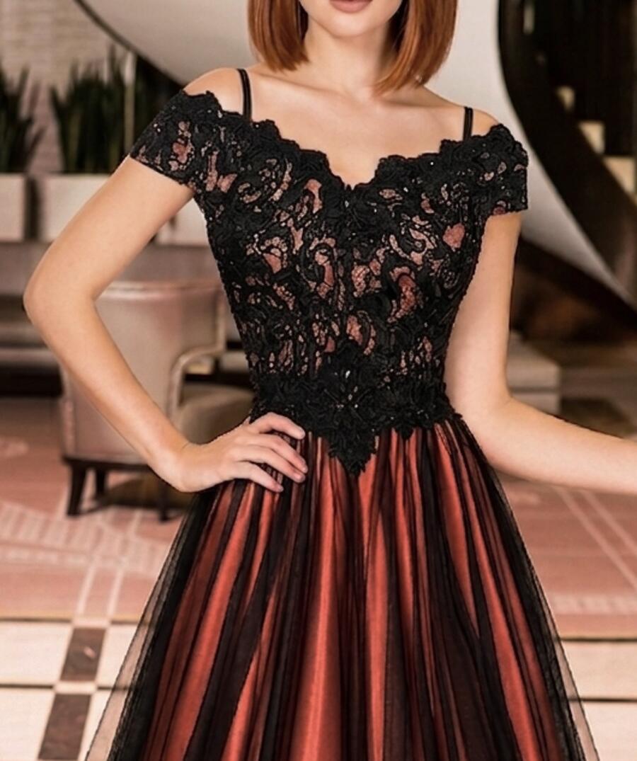 0441 ABITO MULTISTRATO A BAMBOLINA IN TULLE CON PIZZO MACRAME' FODERATO IN RASO CORALLO