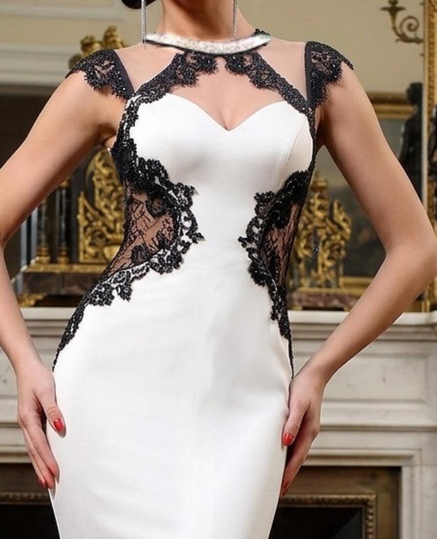 0807 ABITO A SIRENA IN LYCRA CON SPACCO CENTRALE FIANCHI CON TULLE TRASPARENTE E STRASS