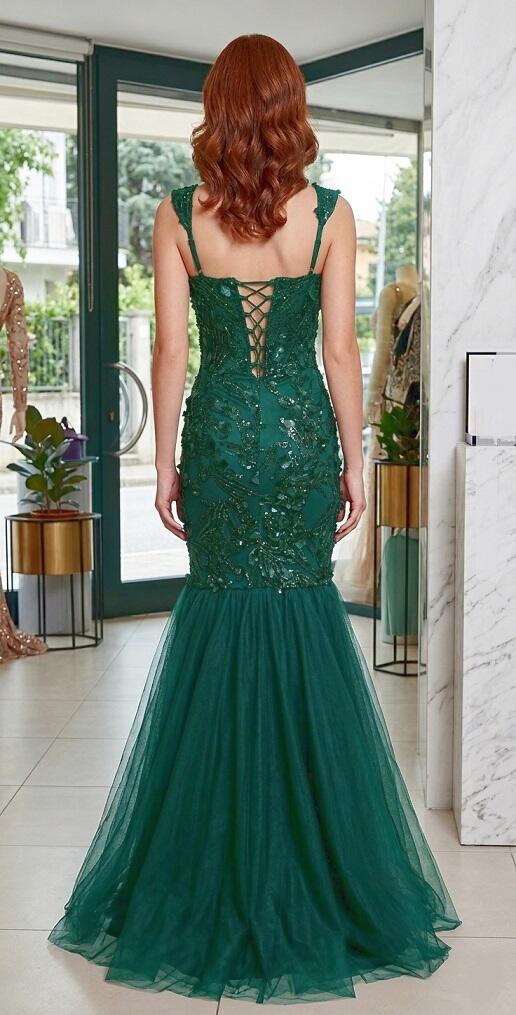 0924 Abito con spacco laterale con paillettes ricamate in 3d e finale ampio in tulle