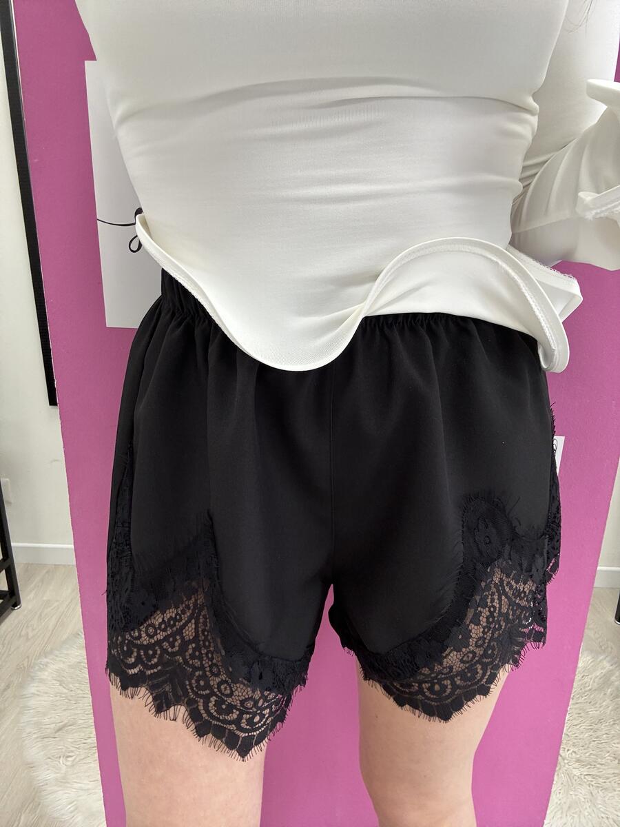 NOVITÀ Shorts nero con pizzo