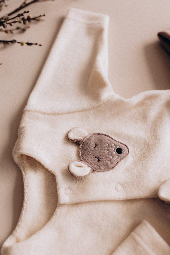 Giacca in spugna ricamata in cotone biologico GOTS