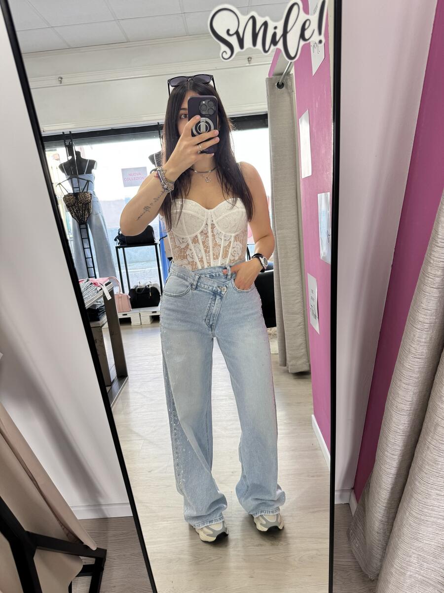 NOVITÀ Jeans straight leg chiusura storta e brillanti laterali