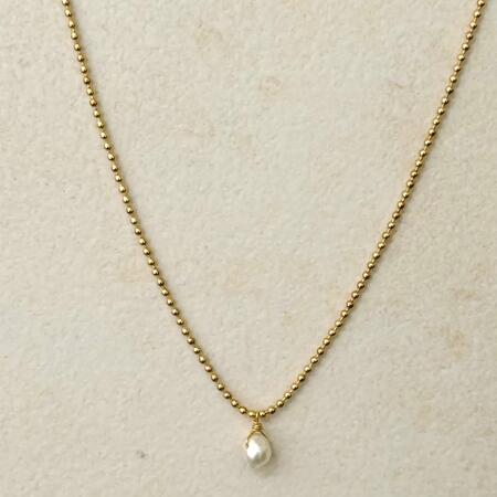 Collana minimal con catena a pallini e perla