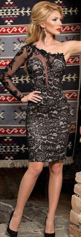 0681 TUBINO IN PIZZO FODERATO EFFETTO NUDE LOOK CON UNA MANICA IN TULLE SEMI TRASPARENTE