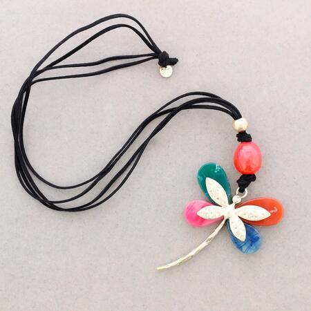 Collana Lago con ciondolo a forma di libellula in metallo e resina