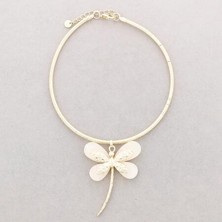 Girocollo con pendente in resina metallica a forma di libellula