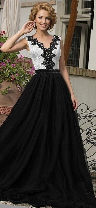 0597 LARGE DRESS IN BOTTOM IN LINED TULLE WITH BODY IN LIGHT SILVER CREPE