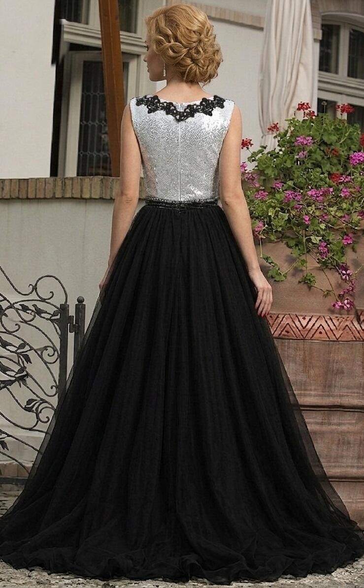 0597 LARGE DRESS IN BOTTOM IN LINED TULLE WITH BODY IN LIGHT SILVER CREPE