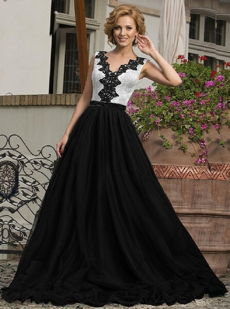 0597 LARGE DRESS IN BOTTOM IN LINED TULLE WITH BODY IN LIGHT SILVER CREPE