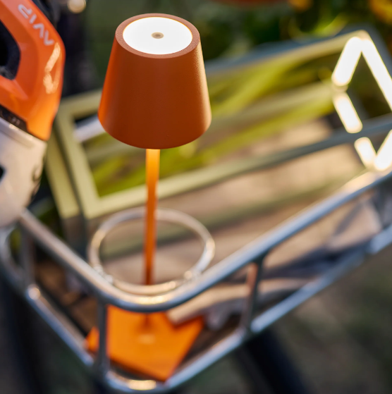 Lampada da Tavolo Ricaricabile Poldina Micro Colore Arancione di Zafferano