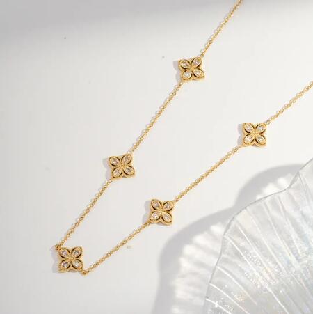 Collana in acciaio inox con quadrifogli e cristalli