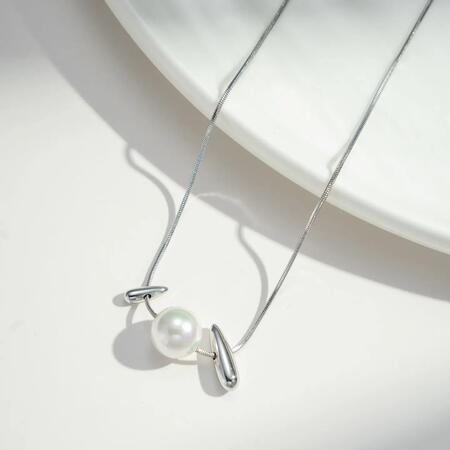 Collana minimalista moderna in acciaio inox con perla elegante
