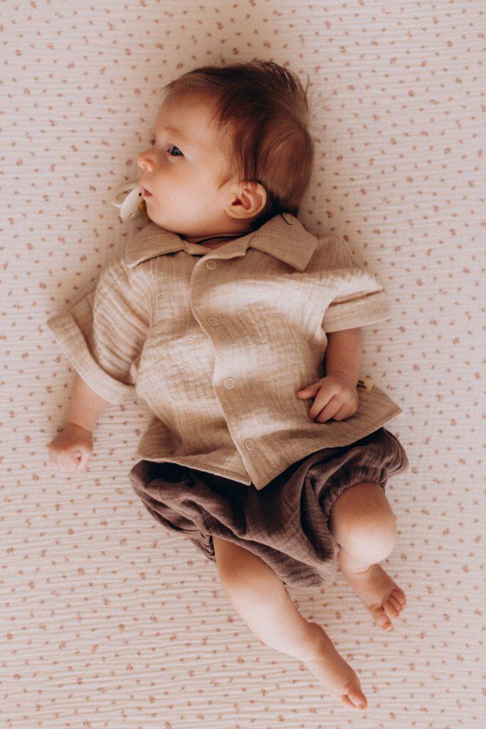 Set camicetta in mussola con pantaloncini – 100% cotone biologico GOTS – Ecru/Brown