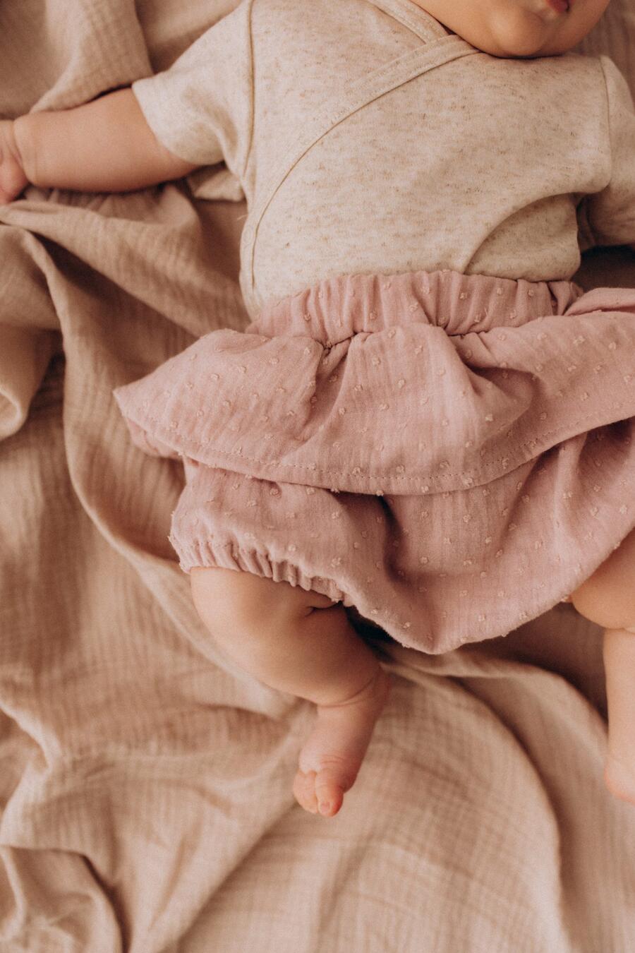 Pantaloncini in mussola con volant – 100% cotone biologico GOTS