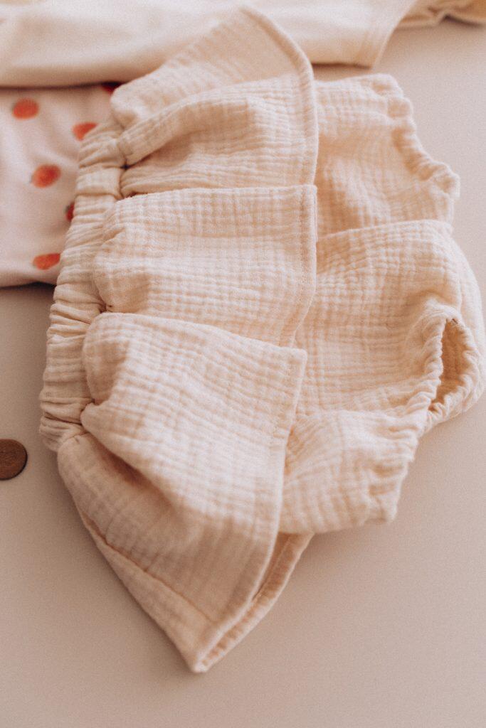 Pantaloncini in mussola con volant – 100% cotone biologico GOTS