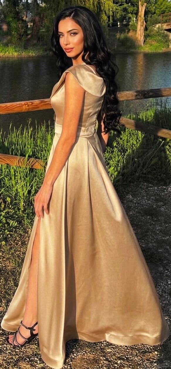 0891 Abito in raso con spacco laterale e paillettes 